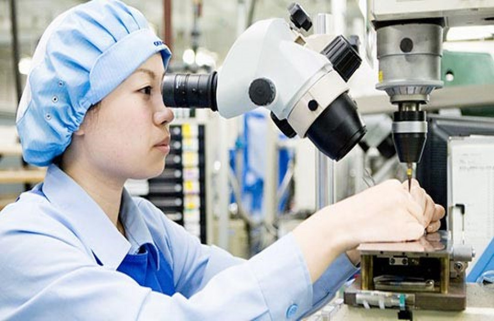 3 Advantages of Using Augmented Reality Microscopes in Medical Device Assembly